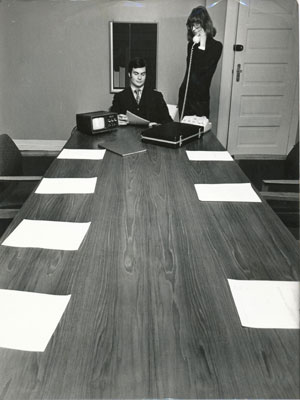 Banker Kim Weiss at the conference table of Bankieraktieselskabet Investco A/S with executive secretary Kirsten Rune in 1972. Photo: Danish weekly Billed Bladet.