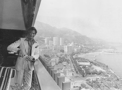 Kim Weiss on his balcony of his apartment at Le Mirabeau enjoying the view of the world's most expensive street: Avenue Princesse Grace and the Mediterranean (1975). Photo: Danish weekly SE og HØR.